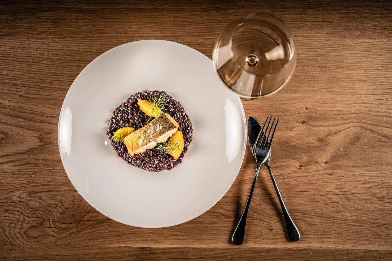 ホテル My Arbor - Dolomites ブレッサノーネ エクステリア 写真 A plate of black rice risotto