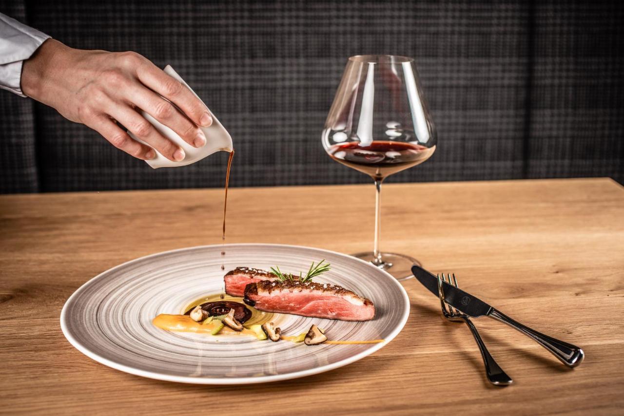 ホテル My Arbor - Dolomites ブレッサノーネ エクステリア 写真 A server pouring sauce onto a prepared dish