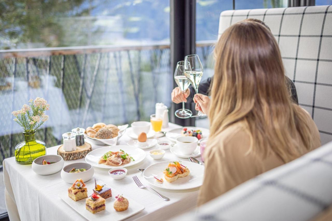 ホテル My Arbor - Dolomites ブレッサノーネ エクステリア 写真 A woman enjoying a meal at a restaurant
